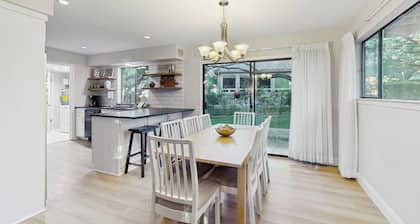 Cozy dog-friendly home w/full kitchen, patio & backyard, close to golf course