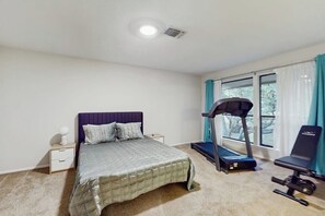 Iron/ironing board, free WiFi, bed sheets - Cozy dog-friendly home w/full kitchen, patio & backyard, close to golf course (Horseshoe Bay)