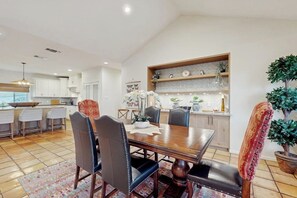 Dining - Spacious beautiful home w/full kitchen, balcony and patio, next to golf course (Horseshoe Bay)
