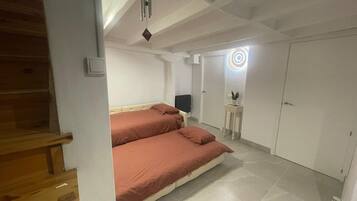 3 slaapkamers, een strijkplank/strijkijzer, internet