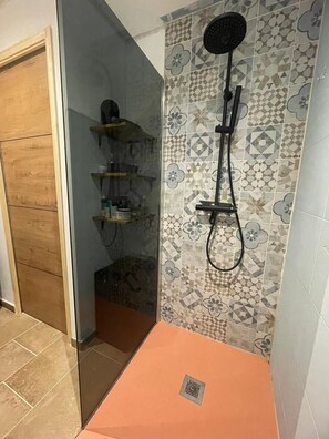 Shower, hair dryer, soap, toilet paper - Vrbo Property (Hendaye)
