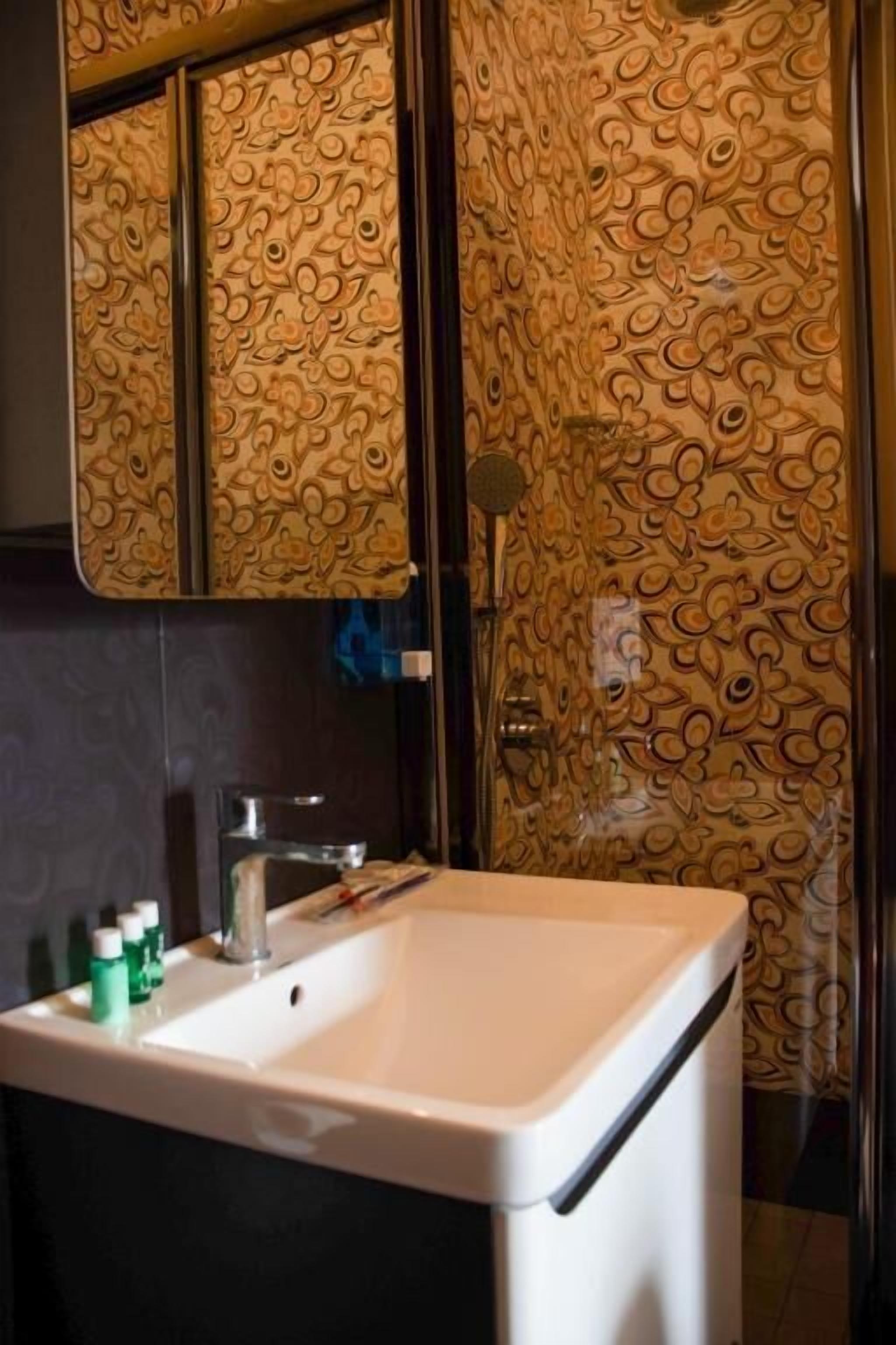 Amenidades de baño gratuitas, secadora de cabello, toallas, jabón 