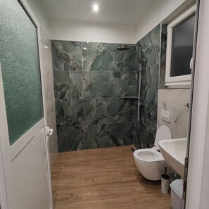 Douche, sèche-cheveux, bidet, serviettes fournies