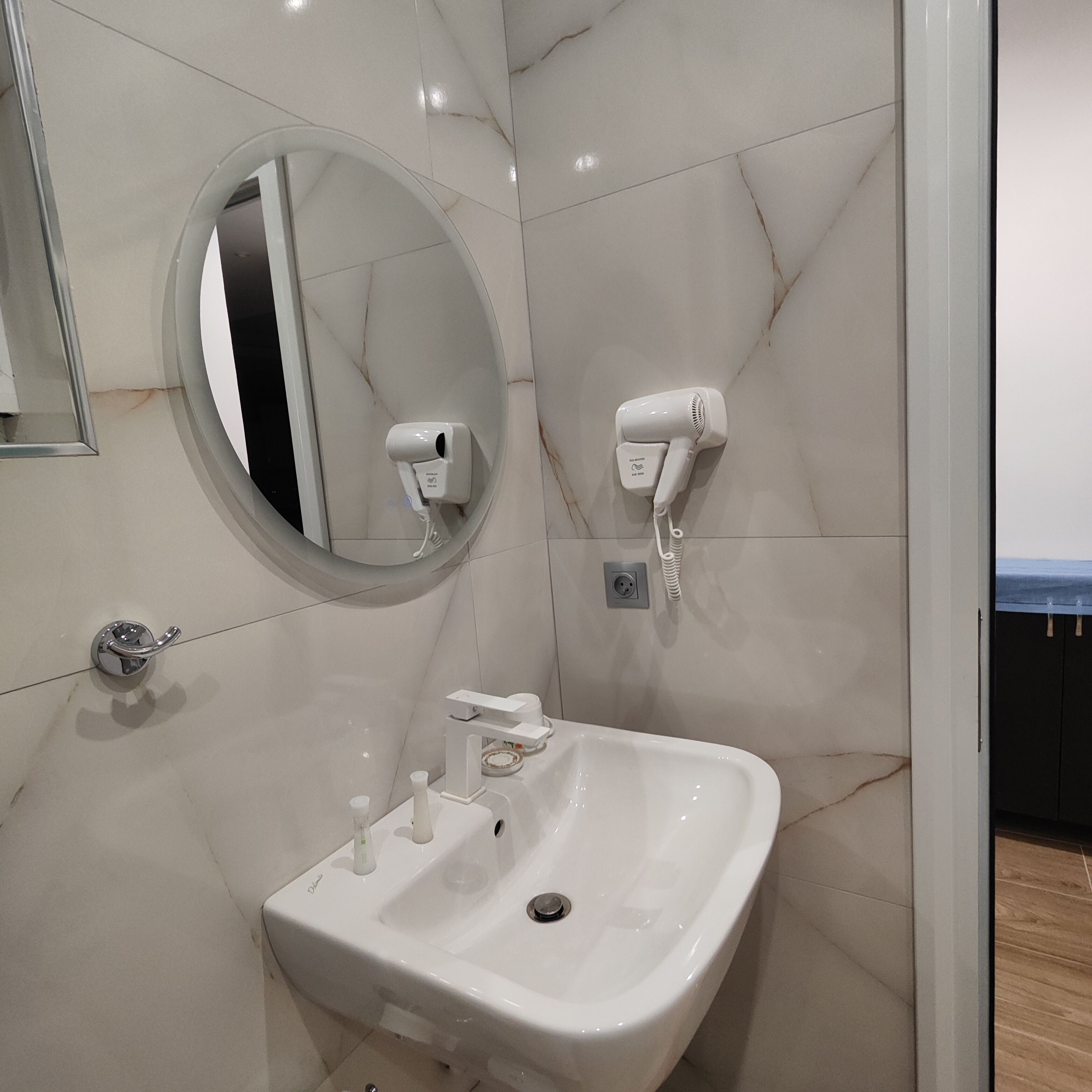 Regadera, secadora de cabello, bidet, toallas 
