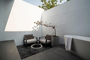 Terrace/patio - Suki na b&b/喜歡．旅居   原來是座荒棄逾二十載的閩式老宅，我們保留著老宅原有的特色，如六角磚、木圓樑和紅磚牆，修復了老舊不堪用的部分。 (Changhua County)