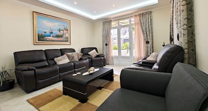 Charming Garden Apartment with Private Outdoor Space