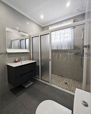 Bathroom - Vrbo Property (Ponta do Sol)
