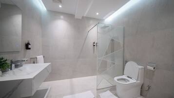 Dusche, Bidet, Handtücher, Seife