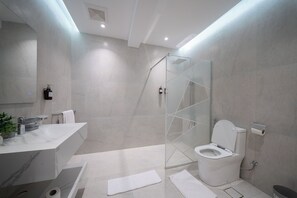 Dusche, Bidet, Handtücher, Seife