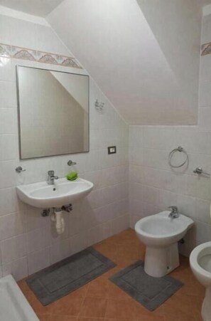Shower - Vrbo Property (Villa Viani)