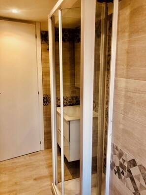 Shower, hair dryer, towels, soap - Luxury Vatican Penthouse | 3 Bedrooms | Walk to St. Peter's | 1GB Wi-Fi (Roma)