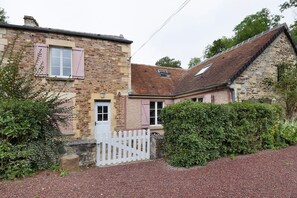 A stone building with a white picket fence, a red-tiled roof, and a small window. - Holiday Home 'Le Petit Moulin Du Pré Saint-Gorgon' with Private Terrace, Private Garden and Wi-Fi (Feuguerolles-Bully)