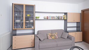 Apartment | Living area | 35-cm TV with digital channels - Apollo 19 by Wonderful Italy (Sirmione)