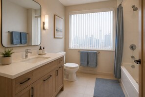 Junior-Zimmer | Badezimmer | Kostenlose Toilettenartikel, Haartrockner, Handtücher, Seife