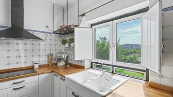 Køleskab, mikrobølgeovn, ovn, kogeplade