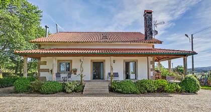 Casa de São Silvestre: Mountain View, Private Pool & Wi-Fi in Venade