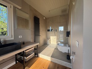 Shower, hair dryer, towels, soap - Vrbo Property (Perugia)