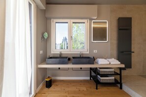 A modern bathroom with two sinks, a mirror, a towel rack, and a built-in shower. - Casa Mommi - Romantic Retreat in the Green Heart of Perugia (Perugia)