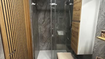 Douche, serviettes fournies, savon, papier toilette