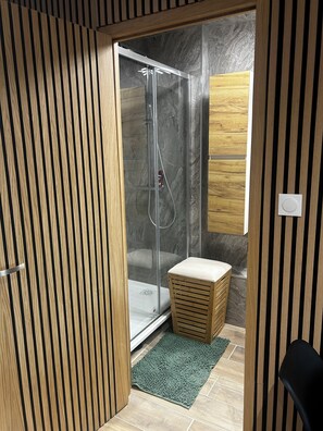 Douche, serviettes fournies, savon, papier toilette