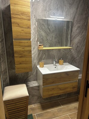Douche, serviettes fournies, savon, papier toilette