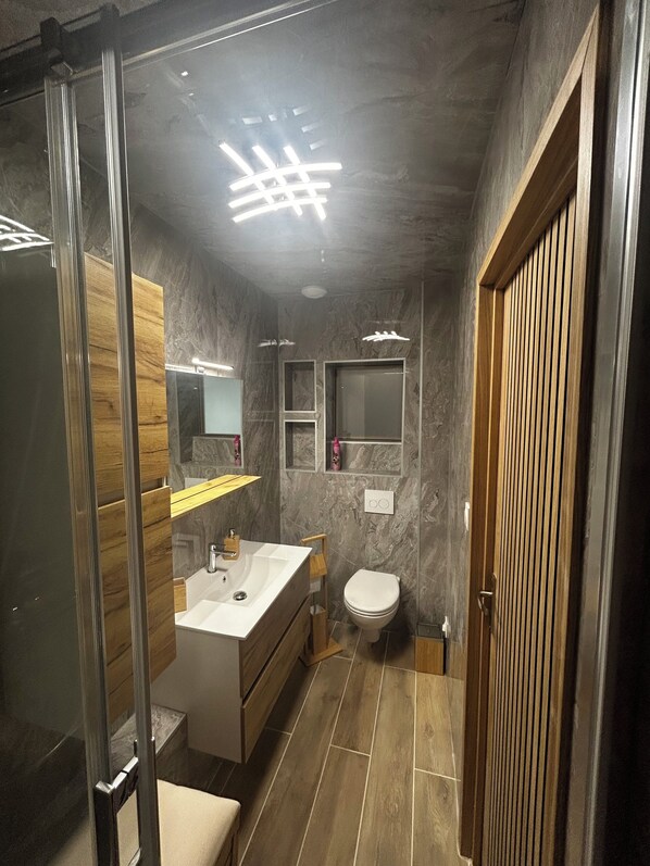Douche, serviettes fournies, savon, papier toilette