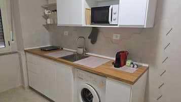 Kühlschrank, Mikrowelle, Wasserkocher mit Kaffee-/Teezubehör
