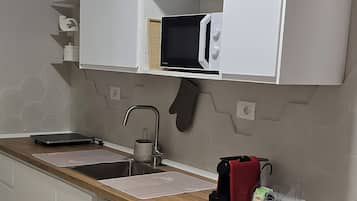 KĂŒhlschrank, Mikrowelle, Wasserkocher mit Kaffee-/Teezubehör