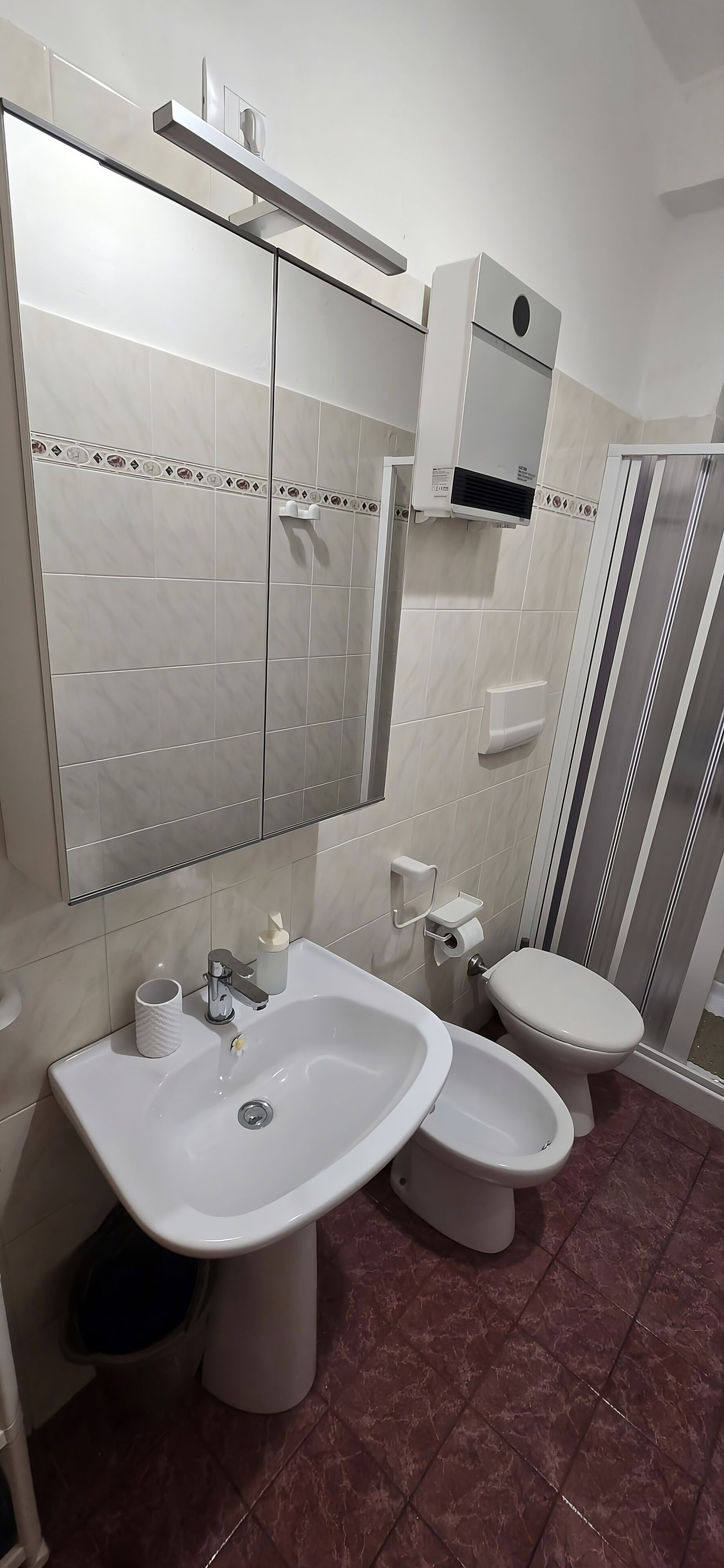Dusche, Haartrockner, Bidet, Handtücher