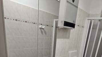 Dusche, Haartrockner, Bidet, HandtĂŒcher