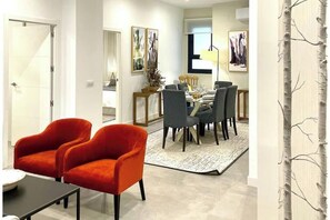 A modern living room with a dining area, a fireplace, and a view of the city. - Casa Deco Apartment recently-refurbished in a fantastic area (Sevilla)