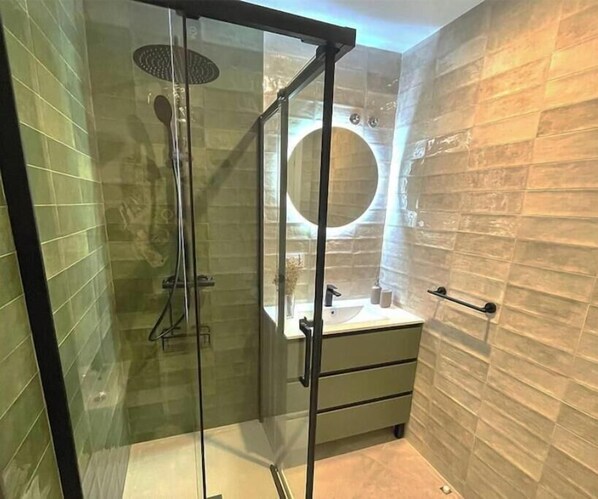 Dusche, Haartrockner, Bidet, Seife