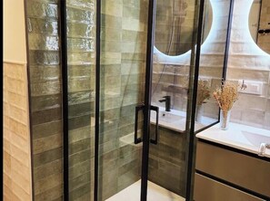 Een douche, een haardroger, een bidet, zeep