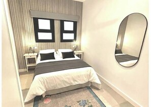 Een strijkplank/strijkijzer, wifi, beddengoed