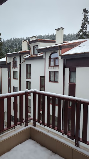 A building with multiple windows and a balcony with a railing. - Borovets Apartments, Flora Violet Residence (Samokov)