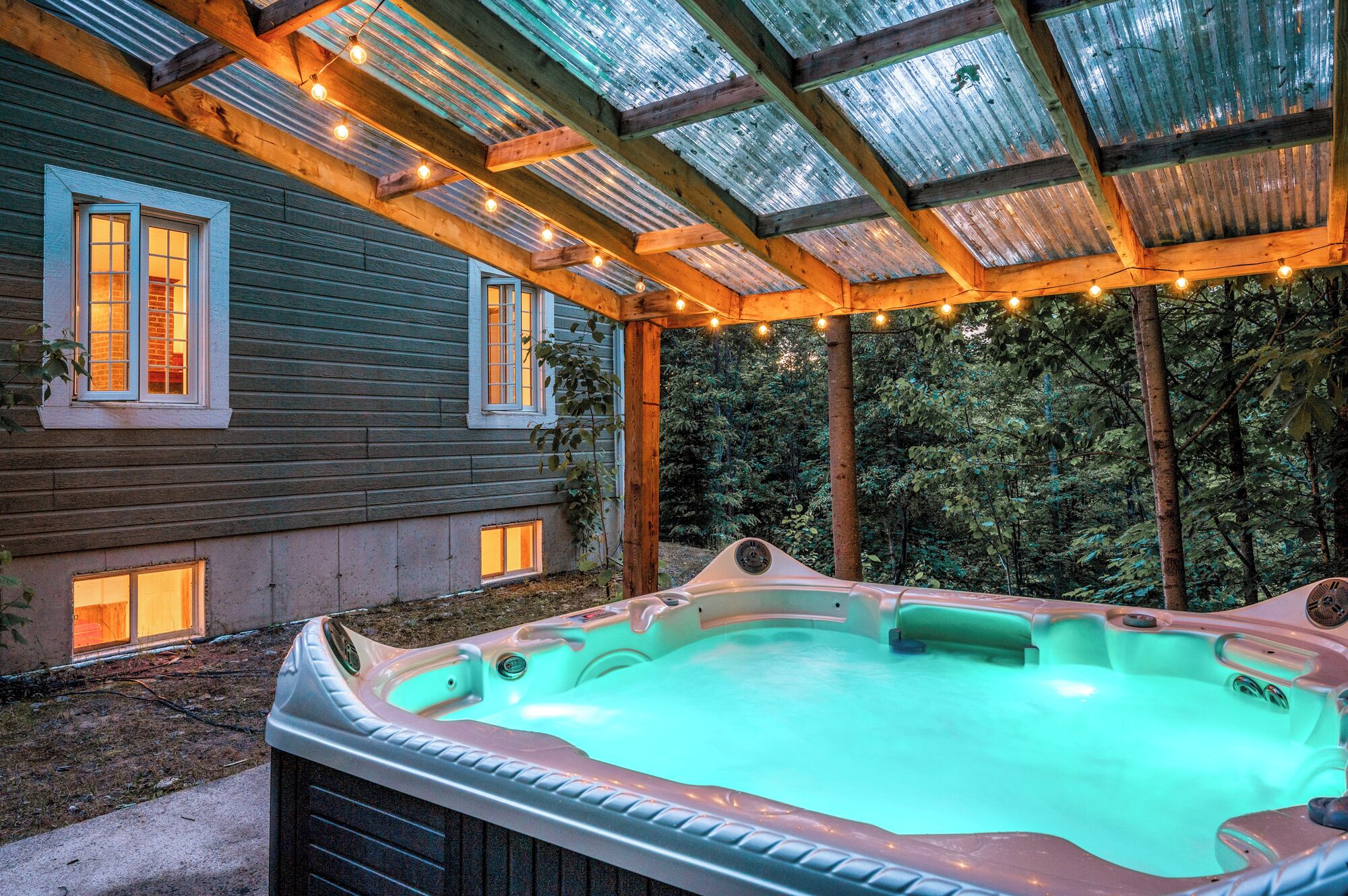 Outdoor spa tub