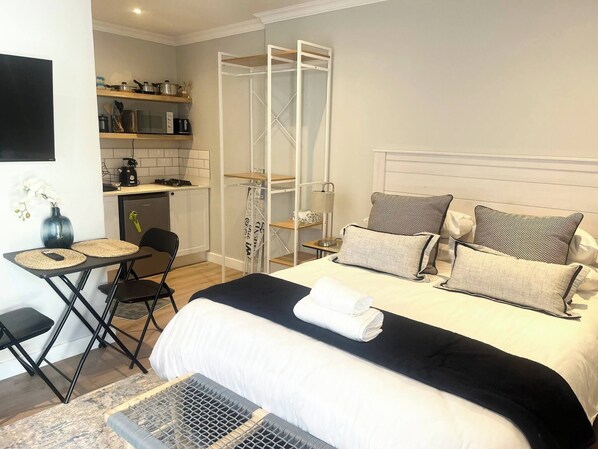 Room - Room-unit 1 Fiddlewood Lane Parktown Nor (Johannesburg)
