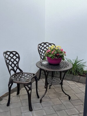 Outdoor dining - Room-unit 1 Fiddlewood Lane Parktown Nor (Johannesburg)