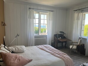Tabla de planchar con plancha, wifi, ropa de cama