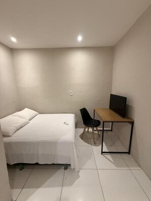 Desk, laptop workspace, free WiFi - Pousada Meu Aconchego (Fortaleza)