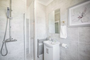 A modern bathroom with a shower, a sink, and a mirror. - Central Luxe Stylish House | Free Parking | 10PPL (Sheffield)