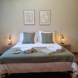 Tabla de planchar con plancha, wifi y ropa de cama