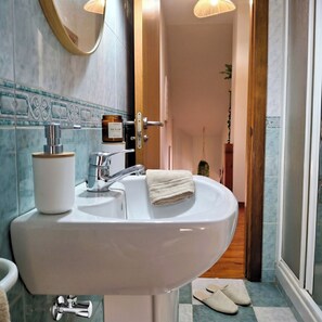 Shower, hair dryer, towels, soap - Vrbo Property (Sardiñeiro de Abaixo)