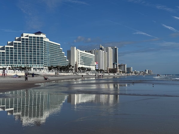 A beachfront hotel with a reflective pool, a beach, and a clear sky. - Coffee on the Balcony * Sunrise's * Relaxation (Daytona Beach)