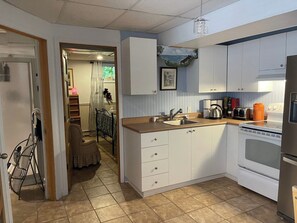 Private kitchen - Chalet Bleu by the lake. Ideal for getting together with family and friends. (Labrecque)