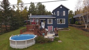 Exterior - Chalet Bleu by the lake. Ideal for getting together with family and friends. (Labrecque)