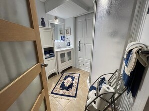 Interior - Chalet Bleu by the lake. Ideal for getting together with family and friends. (Labrecque)