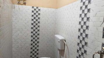 Quarto casal luxo | Banheiro | Chuveiro, produtos de toalete grátis, toalhas de banho, sabonete