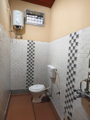 Habitación Deluxe doble | Baño | Ducha, artículos de higiene personal gratuitos, toallas y jabón