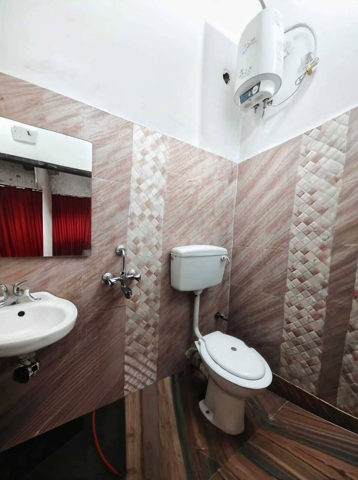 Deluxe tweepersoonskamer | Badkamer | Een douche, gratis toiletartikelen, handdoeken, zeep